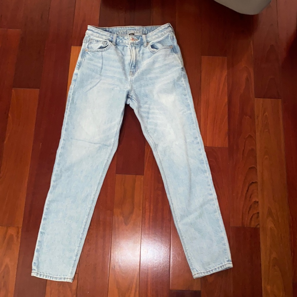 American Eagle NWOT light wash Strigio jeans